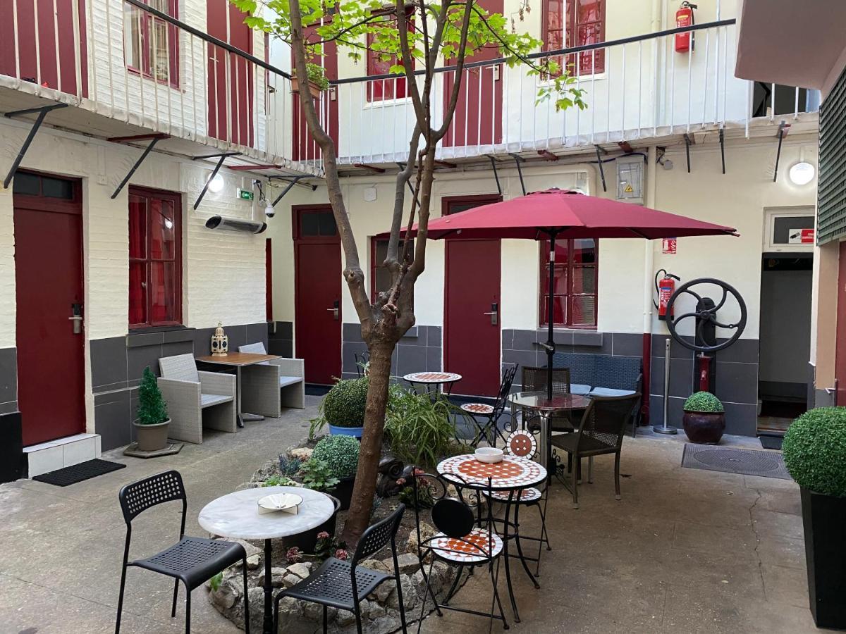 Hotel Chevallier Levallois-Perret Esterno foto