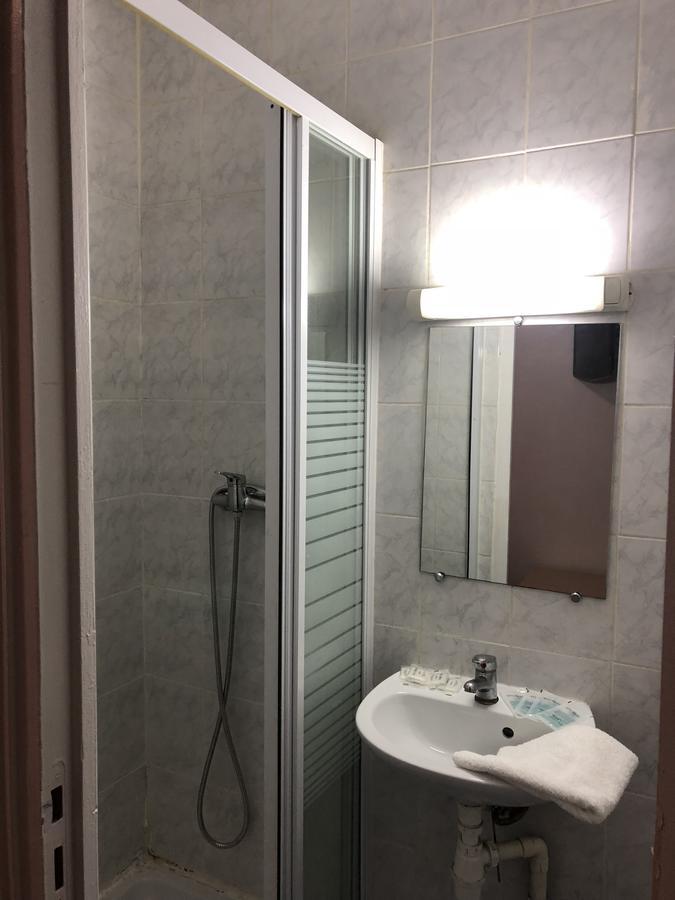 Hotel Chevallier Levallois-Perret Esterno foto