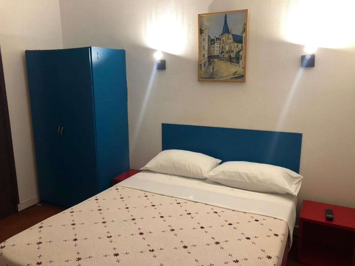 Hotel Chevallier Levallois-Perret Esterno foto