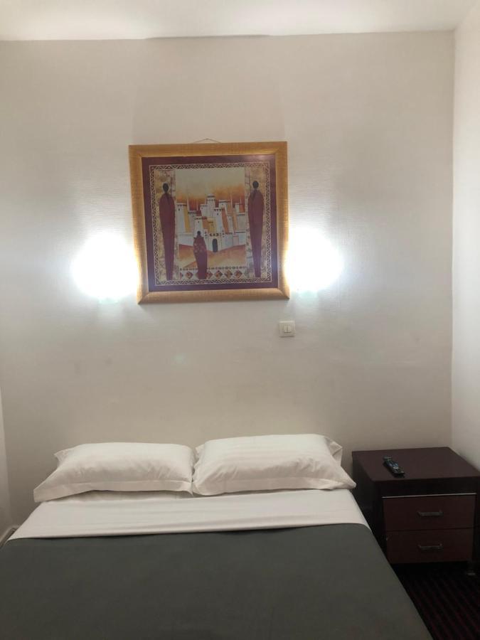 Hotel Chevallier Levallois-Perret Esterno foto